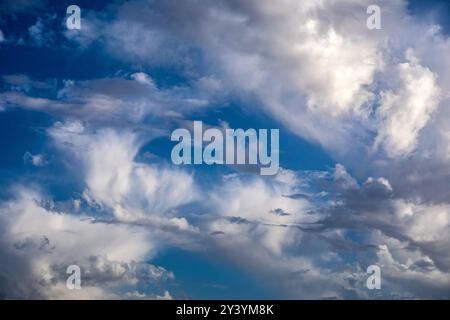 Blauer Himmel an sonnigem Tag mit verschiedenen Arten von Baumwollwolken mit flauschigem und weichem Aussehen Stockfoto