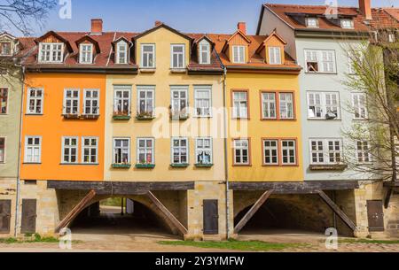 Farbenfrohe Häuser an der historischen Kaufmannsbrücke in Erfurt Stockfoto