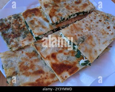 Traditionelle türkische Gozleme-Pfannkuchen Fladenbrot mit Gemüse Stockfoto