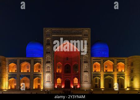 Evenening Shot von Madrasah mir Arab ist ein Teil des islamischen Religionskomplexes POI Kalon in Buchara, Usbekistan beleuchtet Madrasah mir Arab ist ein Par Stockfoto