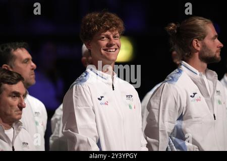 Jannik Sinner lächelt während des Davis Cup Finals Group A-Spiels 2024 zwischen Matteo Berrettini (Italien) und Botic van de Zandschulp (Niederlande) in der Unipol Arena, Bologna, Italien - 15. September 2024. Sport - Tennis. (Foto: Massimo Paolone/LaPresse) Stockfoto