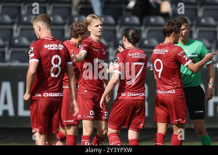 Eupen, Belgien. September 2024. Essevees Spieler feiern nach dem Sieg eines Fußballspiels zwischen KAS Eupen und Zulte Waregem in Eupen am vierten Tag der Saison 2024-2025 der zweiten Liga der Challenger Pro League der belgischen Meisterschaft, Sonntag, den 15. September 2024. BELGA FOTO BRUNO FAHY Credit: Belga News Agency/Alamy Live News Stockfoto