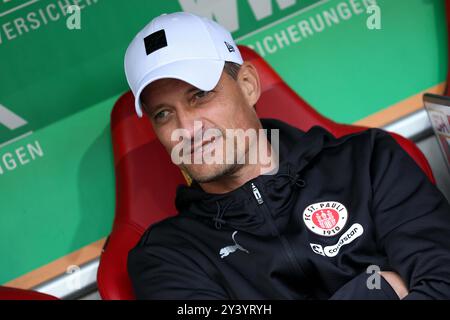 Fußball 1. Bundesliga 1. Spieltag FC Augsburg - FC St. Pauli am 15.09.2024 in der WWK Arena in Augsburg Alexander Blessin ( Trainer / Cheftrainer St. Pauli ) DFL-Vorschriften verbieten jede Verwendung von Fotografien als Bildsequenzen und/oder Quasi-Video. Foto: Revierfoto Stockfoto