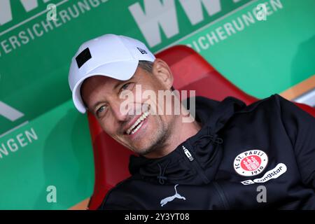 Fußball 1. Bundesliga 1. Spieltag FC Augsburg - FC St. Pauli am 15.09.2024 in der WWK Arena in Augsburg Alexander Blessin ( Trainer / Cheftrainer St. Pauli ) DFL-Vorschriften verbieten jede Verwendung von Fotografien als Bildsequenzen und/oder Quasi-Video. Foto: Revierfoto Stockfoto