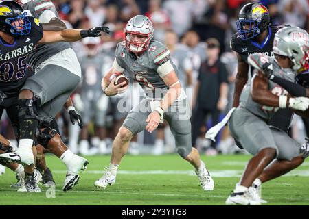13. September 2024: UNLV Rebels Quarterback Matthew Sluka (3) spielt den Ball gegen die Kansas Jayhawks im Mercy Park von Childrenâ in Kansas City, KS. David Smith/CSM Stockfoto