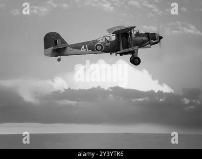 Ein Fairey Albacore, ein britischer einmotoriger zweiflügeliger Torpedobomber, der von Fairey Aviation zwischen 1939 und 1943 für die Royal Navy Fleet Air Arm gebaut wurde und während des Zweiten Weltkriegs eingesetzt wurde. Er hatte eine dreiköpfige Besatzung und war für die Beobachtung und Aufklärung sowie für Level Bombenangriffe, Tauchbombenangriffe und als Torpedobomber konzipiert. Es wurde als Ersatz für den älteren Fairey-Schwertfisch konzipiert, der 1936 in Dienst gestellt wurde, aber vor ihm ausgemustert wurde, um durch die Fairey Barracuda und Grumman Avenger einpoligen Torpedobomber ersetzt zu werden. Stockfoto