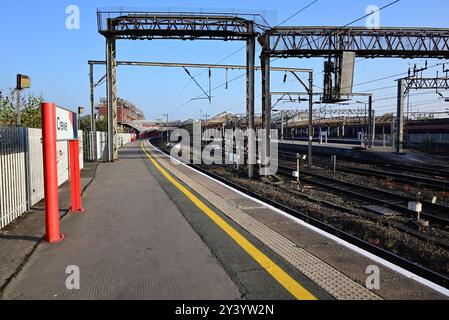 Eine ruhige Zeit am Bahnsteig 12 am Bahnhof Crewe am frühen Morgen. Stockfoto