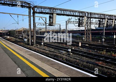 Eine ruhige Zeit am Bahnsteig 12 am Bahnhof Crewe am frühen Morgen. Stockfoto