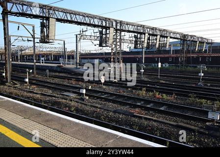 Eine ruhige Zeit am Bahnsteig 12 am Bahnhof Crewe am frühen Morgen. Stockfoto