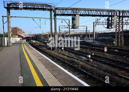 Eine ruhige Zeit am Bahnsteig 12 am Bahnhof Crewe am frühen Morgen. Stockfoto