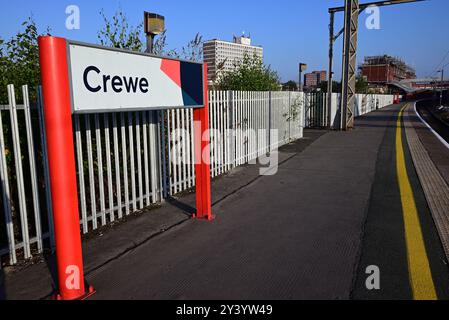 Eine ruhige Zeit am Bahnsteig 12 am Bahnhof Crewe am frühen Morgen. Stockfoto