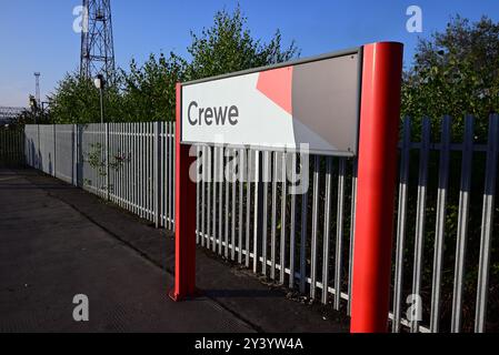 Eine ruhige Zeit am Bahnsteig 12 am Bahnhof Crewe am frühen Morgen. Stockfoto