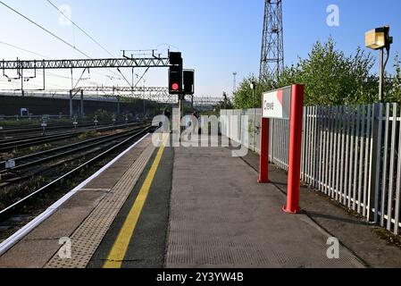 Eine ruhige Zeit am Bahnsteig 12 am Bahnhof Crewe am frühen Morgen. Stockfoto