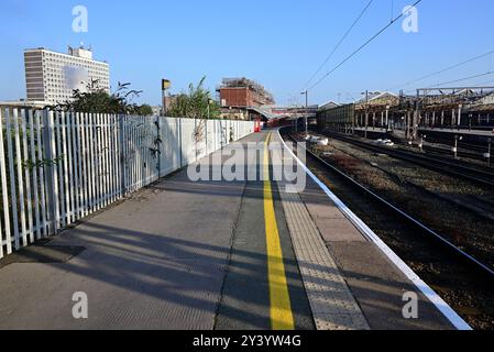 Eine ruhige Zeit am Bahnsteig 12 am Bahnhof Crewe am frühen Morgen. Stockfoto