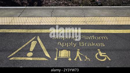 Warnhinweis auf dem Bahnsteig am Bahnhof Carlisle Citadel. Stockfoto