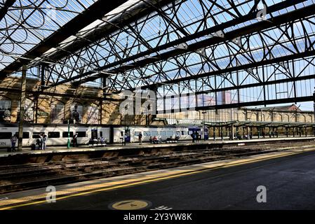 Das Dach des Zugsschuppens am Bahnhof Citadel Carlisle (2015 renoviert). Stockfoto