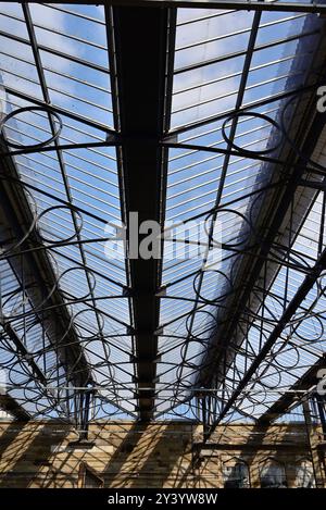 Das Dach des Zugsschuppens am Bahnhof Citadel Carlisle (2015 renoviert). Stockfoto