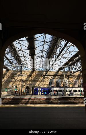 Das Dach des Zugsschuppens am Bahnhof Citadel Carlisle (2015 renoviert). Stockfoto