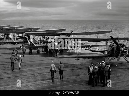 Fairey-Schwertfisch-Torpedobomber der 813. Schwadron. Der Doppeldecker mit einem Metallrahmen, der mit Stoff bedeckt war, war speziell für den Trägereinsatz vorgesehen, da er Klappflügel hatte. Während des Zweiten Weltkrieges wurde es von den Besatzungen als Stringbag bezeichnet, war aber bereits zu Kriegsbeginn veraltet. Es wurde bis 1942 als primäres Angriffsflugzeug eingesetzt, bis es in eine U-Boot-Rolle umgestellt wurde. Stockfoto