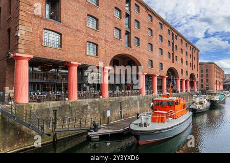 Das Royal Albert Dock in Liverpool wurde von Jesse Hartley und Philip Hardwick entworfen und beherbergt das Merseyside Maritime Museum. Stockfoto