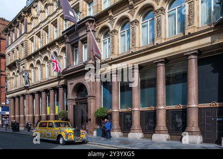 Beatles Rolls Royce Yellow Phsychodelic Car steht vor dem Hard Days Night Hotel in Liverpool. Stockfoto