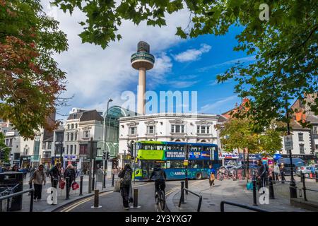 Das untere Ende der Bold Street Liverpool mit Blick auf das Einkaufszentrum Clayton Square mit dem St. Johns Turm oder Leuchtturm dahinter. Stockfoto