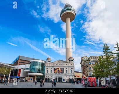 St Johns Beacon thront über dem Playhouse Theater und dem St Johns Market am Williamson Square Liverpool. Stockfoto