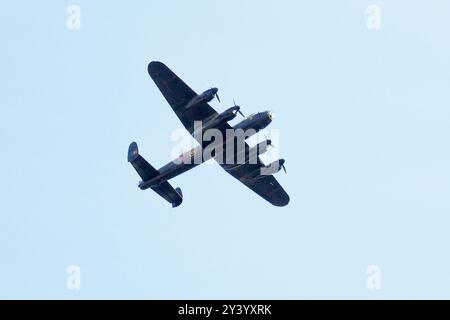 London, Großbritannien. September 2024. Ein Lancaster-Bomber fliegt tief über London mit dem Battle of Britain Thanksgiving Service in der Westminster Abbey. Quelle: matthew Chattle/Alamy Live News Stockfoto