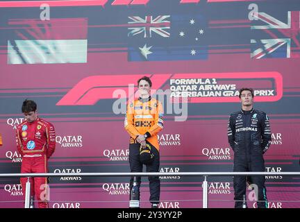 Baku, Aserbaidschan. September 2024. Motorsport: Formel-1-Weltmeisterschaft, großer Preis von Aserbaidschan, nach dem Rennen: Der zweitplatzierte Ferrari-Fahrer Charles Leclerc aus Monaco (l-r), der Erstplatzierte McLaren-Fahrer Oscar Piastri aus Australien und der dritte Mercedes-Fahrer George stehen auf dem Podium. Quelle: Hasan Bratic/dpa/Alamy Live News Stockfoto