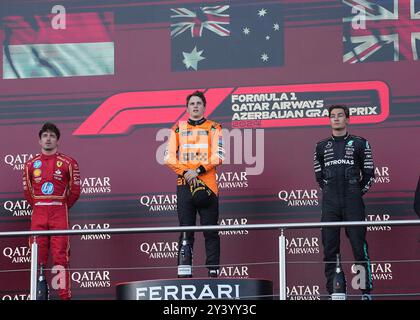 Baku, Aserbaidschan. September 2024. Motorsport: Formel-1-Weltmeisterschaft, großer Preis von Aserbaidschan, nach dem Rennen: Der zweitplatzierte Ferrari-Fahrer Charles Leclerc aus Monaco (l-r), der Erstplatzierte McLaren-Fahrer Oscar Piastri aus Australien und der dritte Mercedes-Fahrer George stehen auf dem Podium. Quelle: Hasan Bratic/dpa/Alamy Live News Stockfoto