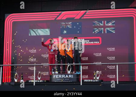 Baku, Aserbaidschan. September 2024. Motorsport: Formel-1-Weltmeisterschaft, großer Preis von Aserbaidschan, nach dem Rennen: Der zweitplatzierte Ferrari-Fahrer Charles Leclerc aus Monaco (l-r), McLaren-Chefingenieur Tom Stallard, der erstplatzierte McLaren-Fahrer Oscar Piastri aus Australien und der dritte Mercedes-Fahrer George stehen auf dem Podium. Quelle: Hasan Bratic/dpa/Alamy Live News Stockfoto