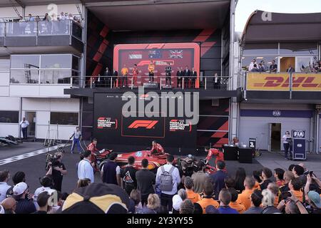 Baku, Aserbaidschan. September 2024. Motorsport: Formel-1-Weltmeisterschaft, großer Preis von Aserbaidschan, nach dem Rennen: McLaren-Chefingenieur Tom Stallard (l-r), der zweitplatzierte Ferrari-Fahrer Charles Leclerc aus Monaco, der Erstplatzierte Oscar Piastri aus Australien und der dritte Mercedes-Fahrer George stehen auf dem Podium. Quelle: Hasan Bratic/dpa/Alamy Live News Stockfoto