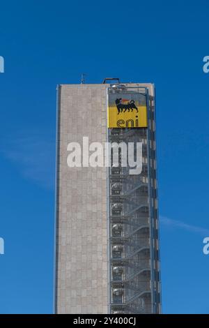 ENI-Hauptsitz. Glaspalast. Benzinindustrie. EUR District. Rom, Italien, Europa, Europäische Union. Blauer Himmel, Kopierraum Stockfoto