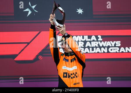 PIASTRI Oscar (aus), McLaren F1 Team MCL38, Porträt-Podium-Trophäe beim Formel 1 Aserbaidschan Grand Prix 2024, 17. Runde der Formel 1 Weltmeisterschaft 2024 vom 13. Bis 15. September 2024 auf dem Baku City Circuit in Baku, Aserbaidschan Stockfoto