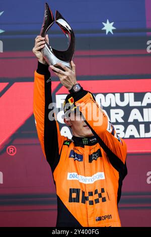 PIASTRI Oscar (aus), McLaren F1 Team MCL38, Porträt-Podium-Trophäe beim Formel 1 Aserbaidschan Grand Prix 2024, 17. Runde der Formel 1 Weltmeisterschaft 2024 vom 13. Bis 15. September 2024 auf dem Baku City Circuit in Baku, Aserbaidschan Stockfoto