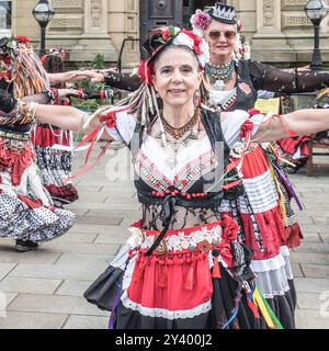 Das „400 Roses“ Morris-Team tritt am ersten Tag (14. September) des Saltaire Festival 2024 auf und kombiniert britische morris mit Stammesbauchtanz. Stockfoto