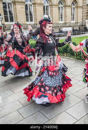 Das „400 Roses“ Morris-Team tritt am ersten Tag (14. September) des Saltaire Festival 2024 auf und kombiniert britische morris mit Stammesbauchtanz. Stockfoto