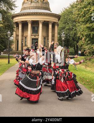 Das „400 Roses“ Morris-Team tritt am ersten Tag (14. September) des Saltaire Festival 2024 auf und kombiniert britische morris mit Stammesbauchtanz. Stockfoto