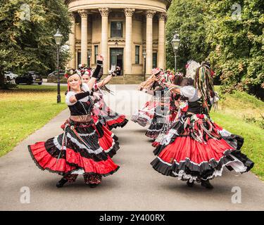 Das „400 Roses“ Morris-Team tritt am ersten Tag (14. September) des Saltaire Festival 2024 auf und kombiniert britische morris mit Stammesbauchtanz. Stockfoto