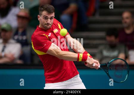 Valencia, Spanien. September 2024. VALENCIA, SPANIEN – 15. SEPTEMBER: Pedro Martinez (Spanien) kehrt in der Gruppenphase 2024 des Davis Cup gegen Alexei Popyrin (Australien) einen Ball zurück, der am 15. September 2024 in Valencia (Spanien) im Pabellon Fuente de San Luis (Spanien) stattfindet. (Foto von Francisco Macia/Photo Players Images/Magara Press) Credit: Magara Press SL/Alamy Live News Stockfoto