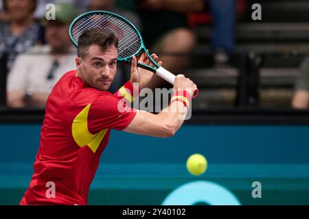 Valencia, Spanien. September 2024. VALENCIA, SPANIEN – 15. SEPTEMBER: Pedro Martinez (Spanien) kehrt in der Gruppenphase 2024 des Davis Cup gegen Alexei Popyrin (Australien) einen Ball zurück, der am 15. September 2024 in Valencia (Spanien) im Pabellon Fuente de San Luis (Spanien) stattfindet. (Foto von Francisco Macia/Photo Players Images/Magara Press) Credit: Magara Press SL/Alamy Live News Stockfoto