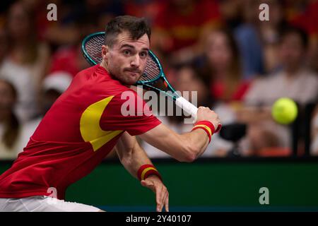 Valencia, Spanien. September 2024. VALENCIA, SPANIEN – 15. SEPTEMBER: Pedro Martinez (Spanien) kehrt in der Gruppenphase 2024 des Davis Cup gegen Alexei Popyrin (Australien) einen Ball zurück, der am 15. September 2024 in Valencia (Spanien) im Pabellon Fuente de San Luis (Spanien) stattfindet. (Foto von Francisco Macia/Photo Players Images/Magara Press) Credit: Magara Press SL/Alamy Live News Stockfoto