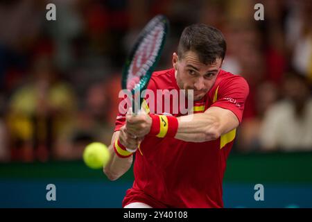 Valencia, Spanien. September 2024. VALENCIA, SPANIEN – 15. SEPTEMBER: Pedro Martinez (Spanien) kehrt am 15. September 2024 in Valencia gegen Alexei Popyrin (Australien) in der Gruppenphase des Davis Cup 2024 gegen Spanien und Australien zurück. (Foto von Francisco Macia/Photo Players Images/Magara Press) Credit: Magara Press SL/Alamy Live News Stockfoto