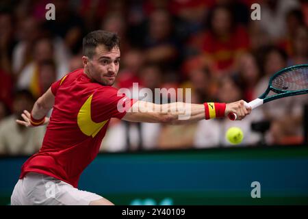 Valencia, Spanien. September 2024. VALENCIA, SPANIEN – 15. SEPTEMBER: Pedro Martinez (Spanien) kehrt in der Gruppenphase 2024 des Davis Cup gegen Alexei Popyrin (Australien) einen Ball zurück, der am 15. September 2024 in Valencia (Spanien) im Pabellon Fuente de San Luis (Spanien) stattfindet. (Foto von Francisco Macia/Photo Players Images/Magara Press) Credit: Magara Press SL/Alamy Live News Stockfoto