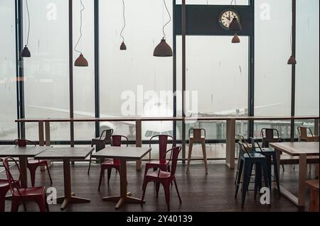 14.12.2021, Zuerich, Schweiz, Europa - ein Boeing 777-300ER Passagierflugzeuge der Swiss International Air Lines parkt an einem nebligen Morgen auf einer Standposition am Terminal des Dock E auf dem Flughafen Zuerich. Swiss ist Mitglied der Star Alliance Luftfahrtallianz, einem internationalen Netzwerk von Fluggesellschaften. *** 14 12 2021, Zürich, Schweiz, Europa A Swiss International Air Lines Boeing 777 300ER Passagierflugzeuge parken an einem Stand am Terminal Dock E am Flughafen Zürich an einem nebeligen Morgen Swiss ist Mitglied der Star Alliance Airline Alliance, einer internationalen n Stockfoto