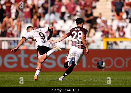 Torino, Italien. September 2024. Der Torino Samuele Ricci kämpft mit Nikola Krstovic während des Fußballspiels der Serie A zwischen Torino FC und Lecce im Stadio Olimpico Grande Torino in Turin, Nordwesten Italiens, am 15. September 2024 um den Ball. Sport - Fußball EXKLUSIV TURIN FC (Foto: Fabio Ferrari/LaPresse) Credit: LaPresse/Alamy Live News Stockfoto