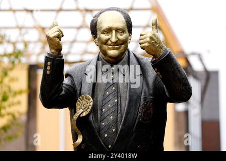 Eine allgemeine Ansicht einer Statue des ehemaligen Besitzers der Wolverhampton Wanderers Sir Jack Hayward vor dem Stadion vor dem Premier League-Spiel im Molineux Stadium, Wolverhampton. Bilddatum: Sonntag, 15. September 2024. Stockfoto