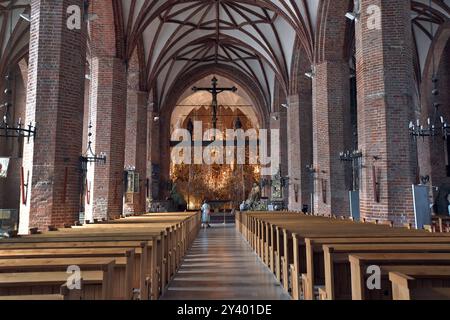 Polen, Danzig, 29.08.2024 die Brigittenkirche geht auf den Namen der heiligen Birgitta von Schweden zurueck. Waehrend der SolidarnoÅÄ-Bewegung war sie Treffpunkt und Aktionszentrum der jungen freien Gewerkschaft um Lech WaÅÄsa und erlangte Beruehmtheit. Foto: Blick ins Mittelschiff Stadt Bamberg *** Polen, Danzig, 29 08 2024 die Kirche Brigitten ist nach der hl. Birgitta von Schweden benannt während der Solidaritätsbewegung war sie Treffpunkt und Aktionszentrum der jungen freigewerkschaft um Lech WaÅÄsa und erlangte Bekanntheit Stockfoto