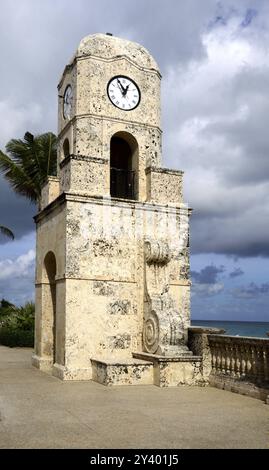 Clock Tower am Atlantik in der Town Palm Beach, Florida, USA. Uhrenturm am Atlantik in Palm Beach, Florida, USA, Nordamerika Stockfoto