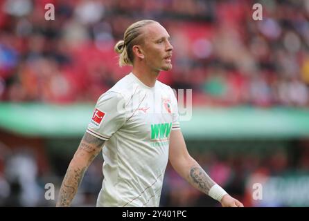 Augsburg, Deutschland. September 2024. Augsburg, Deutschland 15. September 2024: Fussball, Herren, Saison 2024/2025, FC Augsburg - FC.St.Pauli, Bundesliga, WWK Arena Marius Wolf (FC Augsburg) Kopf, Oberkörper DFL/DFB-Vorschriften verbieten jede Verwendung von Fotografien als Bildsequenzen und/oder Quasi-Video Credit: dpa/Alamy Live News Stockfoto
